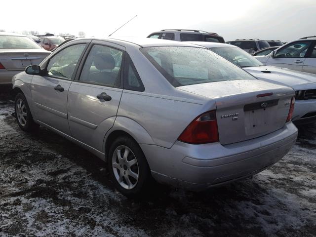 1FAFP34N75W315983 - 2005 FORD FOCUS ZX4 SILVER photo 3