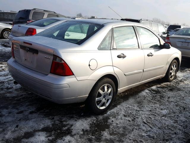 1FAFP34N75W315983 - 2005 FORD FOCUS ZX4 SILVER photo 4