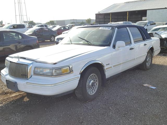 1LNLM81W6VY736108 - 1997 LINCOLN TOWN CAR E WHITE photo 2