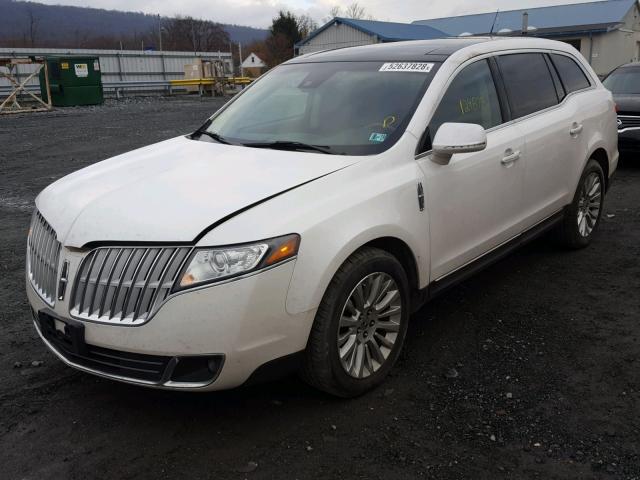 2LMHJ5AR5BBJ54022 - 2011 LINCOLN MKT WHITE photo 2