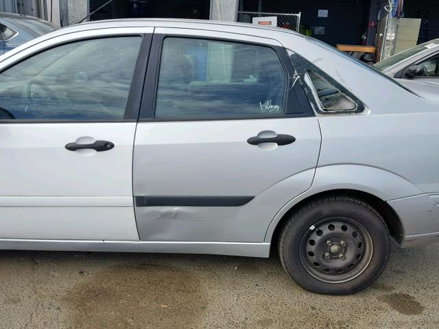 1FAFP33PX2W331173 - 2002 FORD FOCUS LX SILVER photo 9