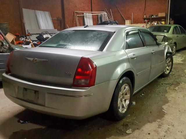 2C3AA53G75H685824 - 2005 CHRYSLER 300 TOURIN WHITE photo 4