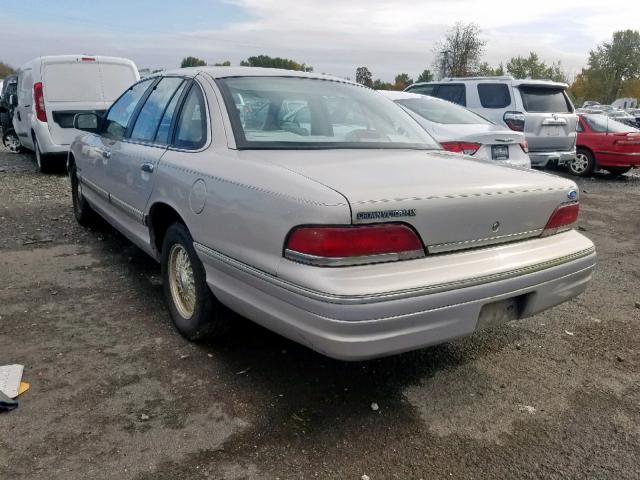 2FACP74W9NX171358 - 1992 FORD CROWN VICT SILVER photo 3