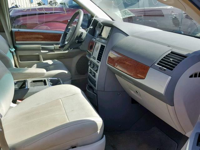 2A8HR54159R626745 - 2009 CHRYSLER TOWN & COU SILVER photo 5