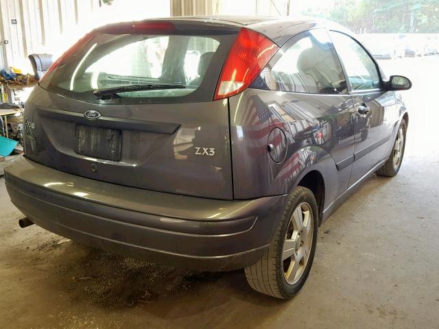 3FAFP31Z34R102621 - 2004 FORD FOCUS ZX3 GRAY photo 4
