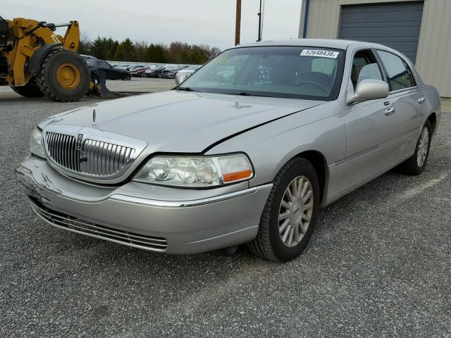 1LNHM81W94Y611768 - 2004 LINCOLN TOWN CAR E GRAY photo 2