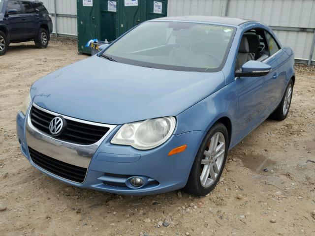 WVWFA71F89V008804 - 2009 VOLKSWAGEN EOS LUX Синій фото 2