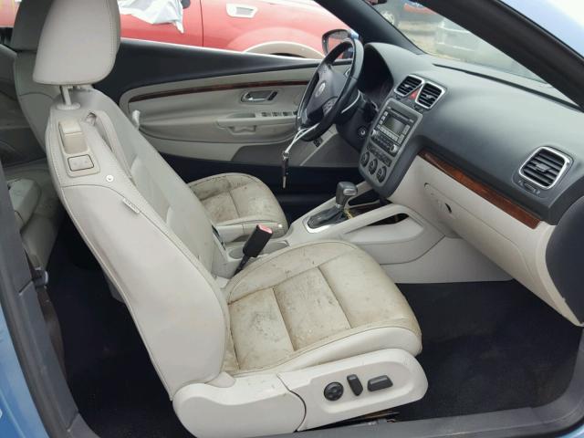 WVWFA71F89V008804 - 2009 VOLKSWAGEN EOS LUX Синій фото 5