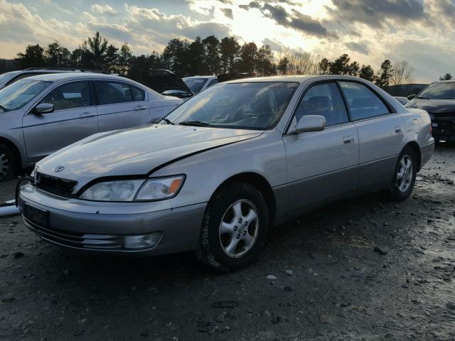 JT8BF28G0X5072218 - 1999 LEXUS ES 300 SILVER photo 2