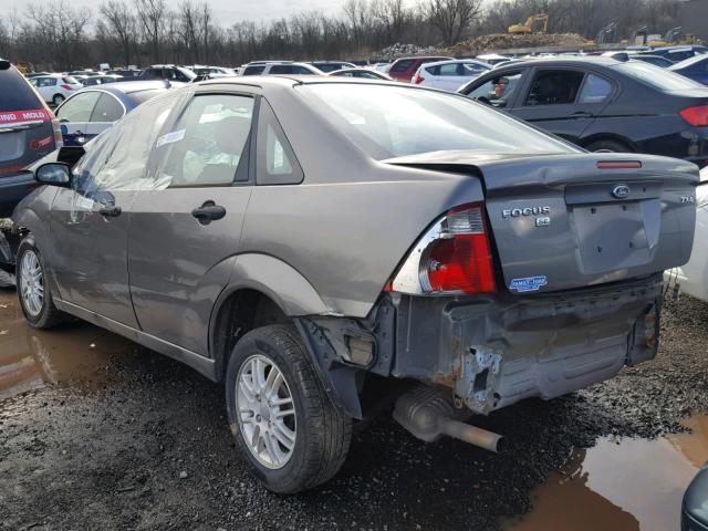 1FAHP34N85W230918 - 2005 FORD FOCUS ZX4 GRAY photo 3