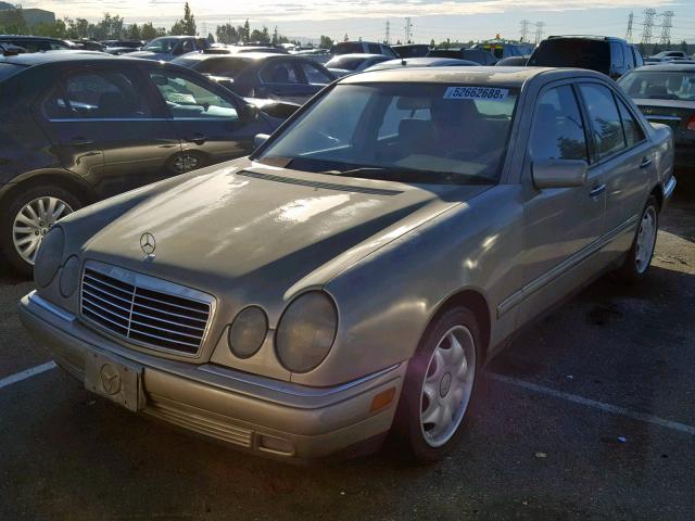 WDBJF25F5WA477469 - 1998 MERCEDES-BENZ E 300TD GRAY photo 2