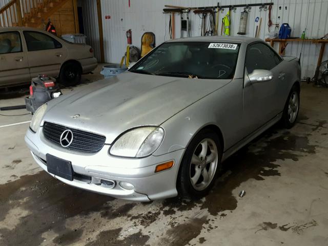 WDBKK65F62F250831 - 2002 MERCEDES-BENZ SLK 320 SILVER photo 2