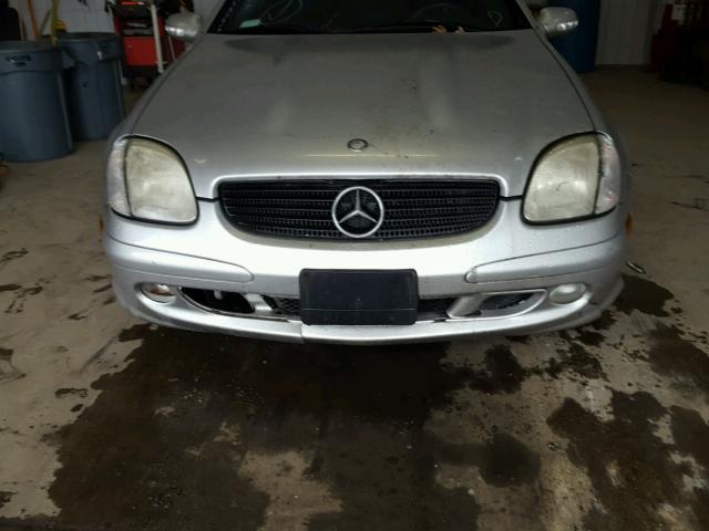 WDBKK65F62F250831 - 2002 MERCEDES-BENZ SLK 320 SILVER photo 9