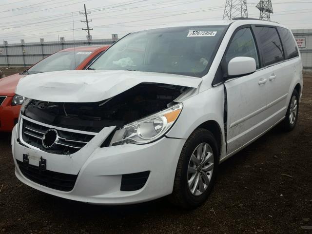 2C4RVABG0DR724971 - 2013 VOLKSWAGEN ROUTAN SE WHITE photo 2