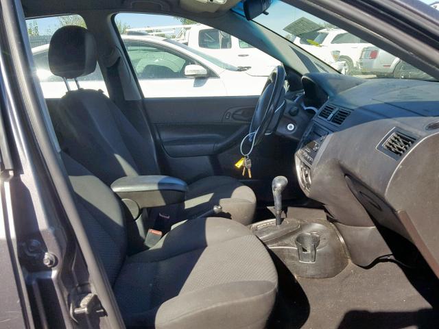 1FAHP37N46W206547 - 2006 FORD FOCUS ZX5 GRAY photo 5