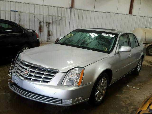 1G6KD5EYXAU129370 - 2010 CADILLAC DTS LUXURY SILVER photo 2