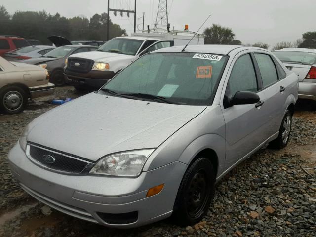 1FAFP34N17W285706 - 2007 FORD FOCUS ZX4 SILVER photo 2