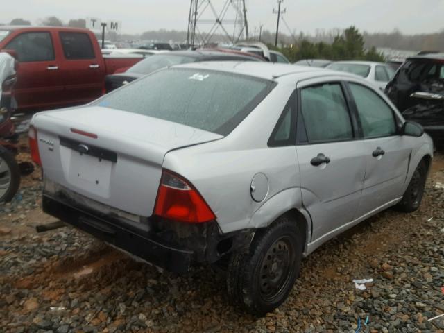 1FAFP34N17W285706 - 2007 FORD FOCUS ZX4 SILVER photo 4