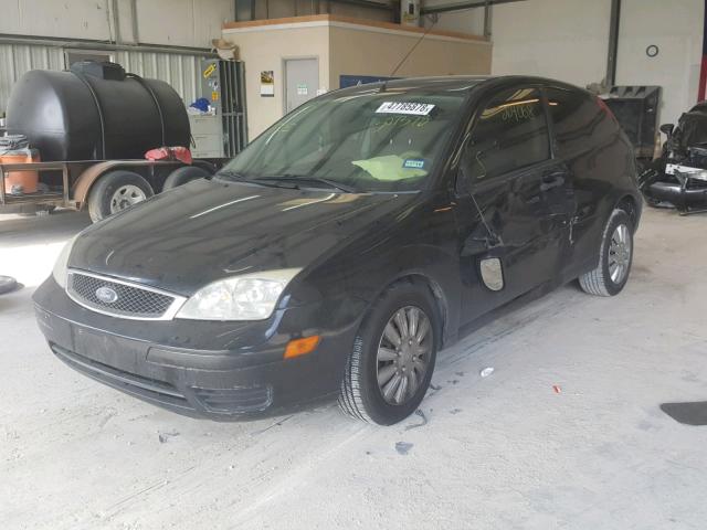 1FAFP31N67W307378 - 2007 FORD FOCUS ZX3 BLACK photo 2