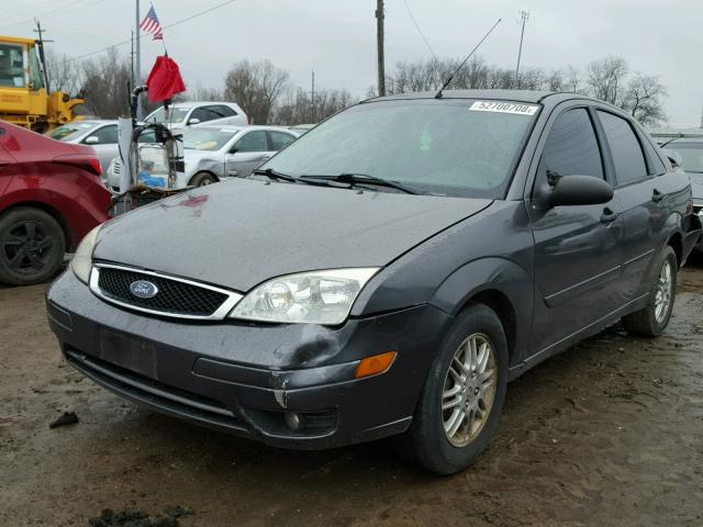 1FAHP34N57W175671 - 2007 FORD FOCUS ZX4 CHARCOAL photo 2