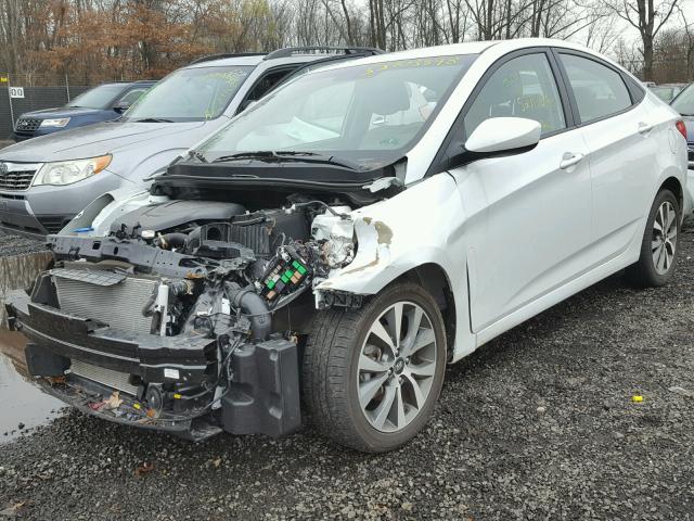 KMHCT4AE2HU364085 - 2017 HYUNDAI ACCENT SE WHITE photo 2