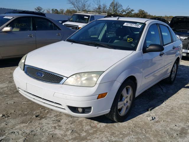 1FAFP34N85W174793 - 2005 FORD FOCUS ZX4 WHITE photo 2