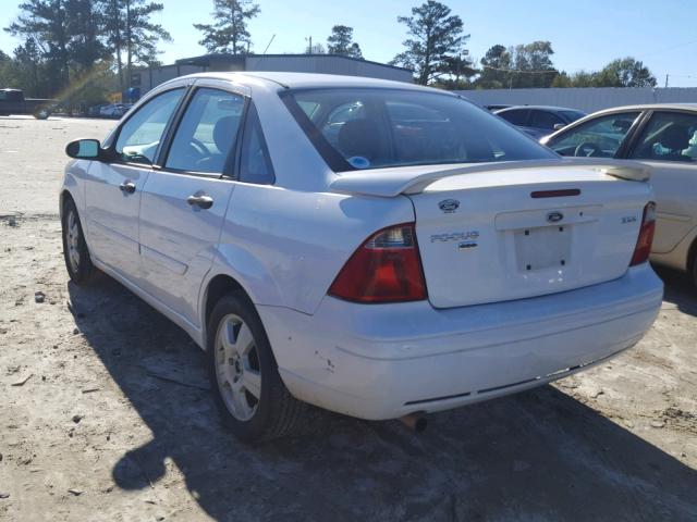 1FAFP34N85W174793 - 2005 FORD FOCUS ZX4 WHITE photo 3