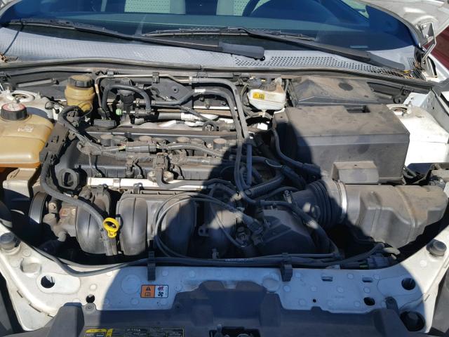 1FAFP34N85W174793 - 2005 FORD FOCUS ZX4 WHITE photo 7