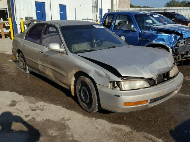 1HGCD5687TA117621 - 1996 HONDA ACCORD DX SILVER photo 1