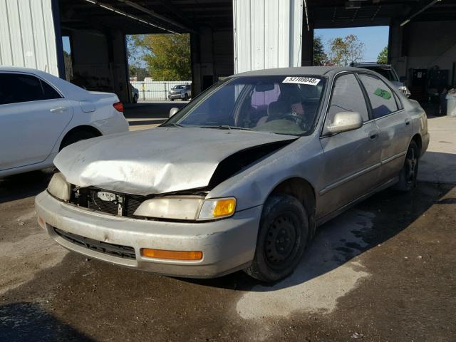 1HGCD5687TA117621 - 1996 HONDA ACCORD DX SILVER photo 2