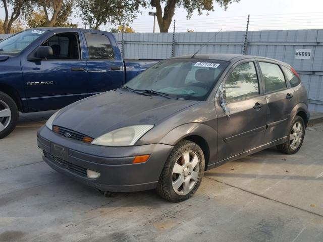 3FAFP373X2R207365 - 2002 FORD FOCUS ZX5 GRAY photo 2