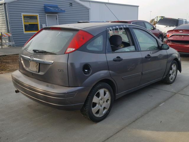 3FAFP373X2R207365 - 2002 FORD FOCUS ZX5 GRAY photo 4