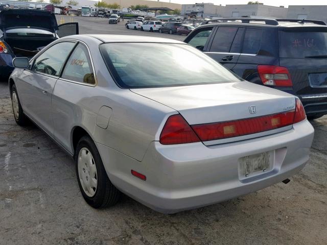 1HGCG3262YA032371 - 2000 HONDA ACCORD LX SILVER photo 3