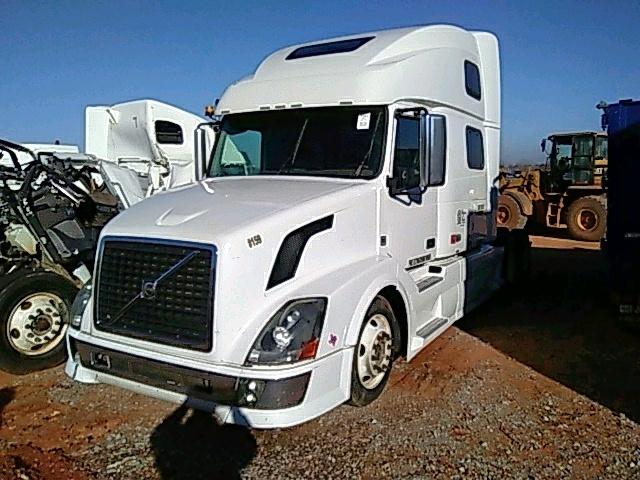 4V4NC9EHXBN294324 - 2011 VOLVO VN VNL WHITE photo 2