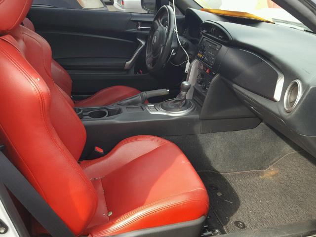 JF1ZNAA14D2705597 - 2013 TOYOTA SCION FR-S WHITE photo 5