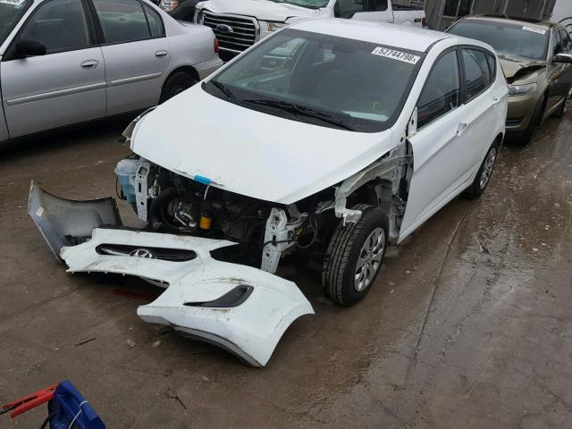 KMHCT5AE6GU238705 - 2016 HYUNDAI ACCENT SE WHITE photo 2