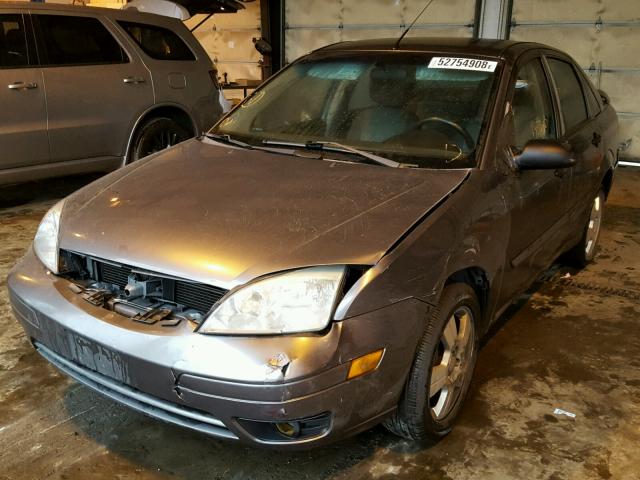 1FAFP34N37W306054 - 2007 FORD FOCUS ZX4 GRAY photo 2