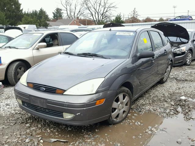 3FAFP37302R173825 - 2002 FORD FOCUS ZX5 GRAY photo 2