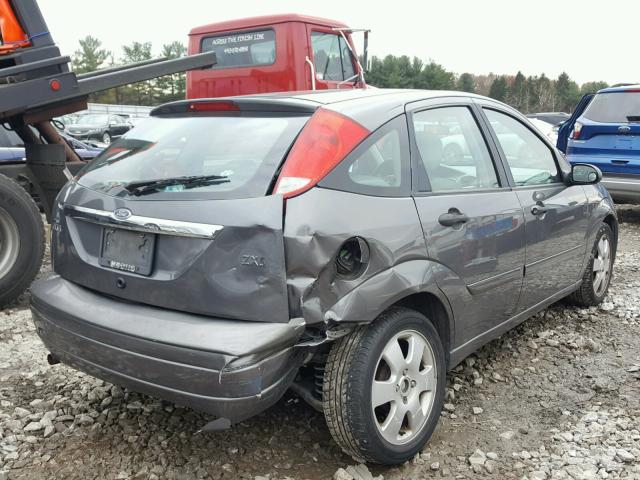 3FAFP37302R173825 - 2002 FORD FOCUS ZX5 GRAY photo 4