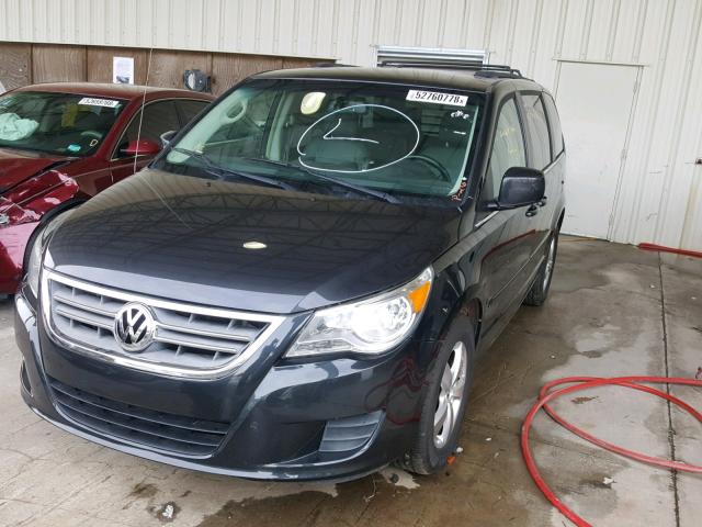 2V4RW3DG8BR695194 - 2011 VOLKSWAGEN ROUTAN SE BLACK photo 2