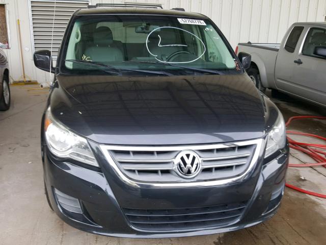 2V4RW3DG8BR695194 - 2011 VOLKSWAGEN ROUTAN SE BLACK photo 9