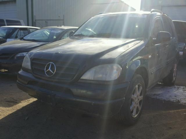 4JGAB54EX1A241900 - 2001 MERCEDES-BENZ ML 320 BLACK photo 2