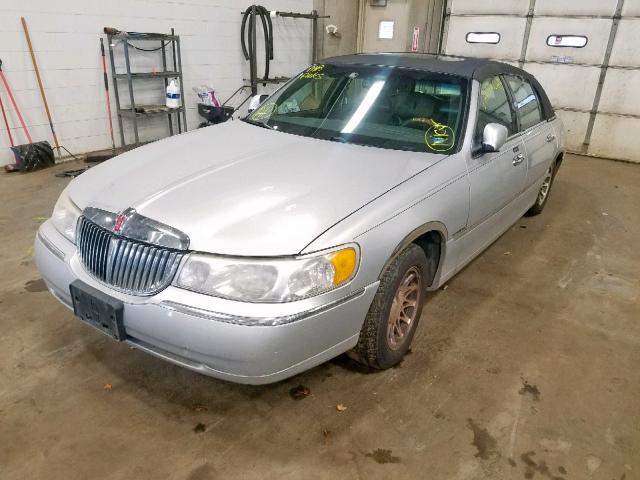 1LNHM82WXYY858382 - 2000 LINCOLN TOWN CAR S SILVER photo 2