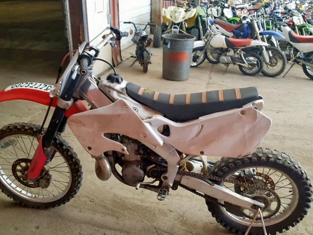 JH2ME033XWM004929 - 1998 HONDA CR250 R WHITE photo 3