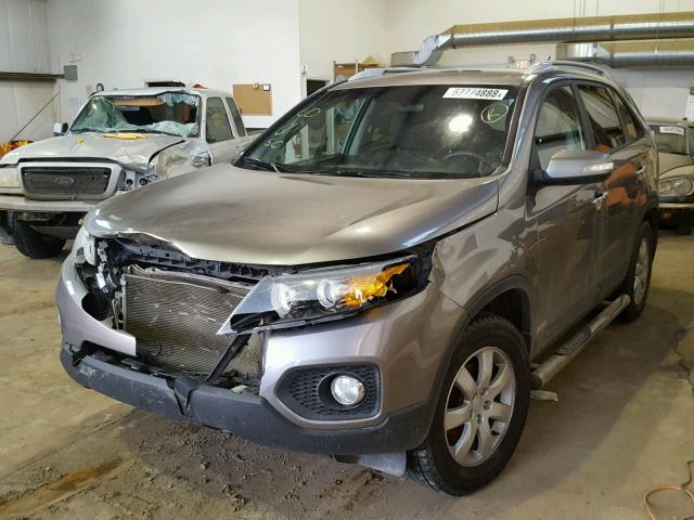 5XYKTDA21BG069137 - 2011 KIA SORENTO BA GRAY photo 2