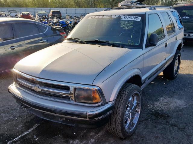 1GNDT13W5T2119094 - 1996 CHEVROLET BLAZER SILVER photo 2