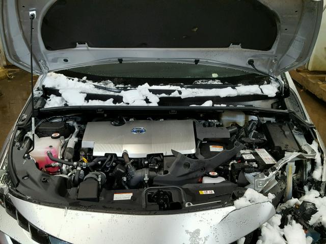 JTDKARFP6J3076076 - 2018 TOYOTA PRIUS PRIM 银色 照片 7