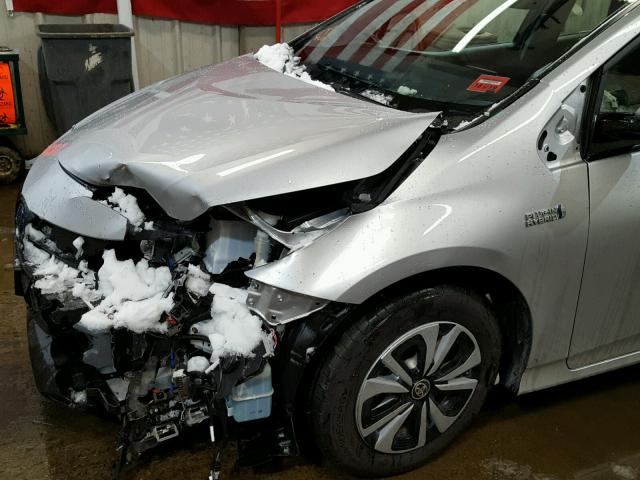 JTDKARFP6J3076076 - 2018 TOYOTA PRIUS PRIM 银色 照片 9