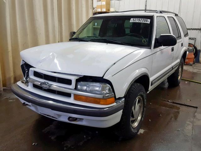 1GNDT13W61K247132 - 2001 CHEVROLET BLAZER WHITE photo 2