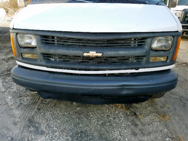 1GBJG31R9Y1135115 - 2000 CHEVROLET CHEV WHITE photo 10